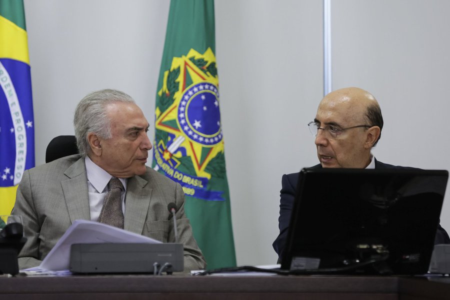 Sem saber o que fazer para tirar o País da pior recessão da história, Michel Temer anunciou um pacote de medidas para estimular a economia, sendo que pelo menos seis delas são projetos de lei que já existiam ou propostas adotadas nos governos dos presidentes Lula e Dilma; levantamento foi feito pelo Infomoney; entre as medidas anunciadas estão a redução do spread bancário, incentivo ao crédito imobiliário e redução da multa do FGTS