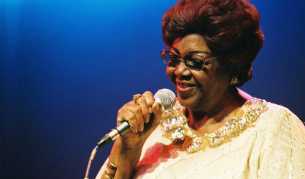 Yvonne da Silva Lara, conhecida como Dona Ivone é uma das maiores referências no território do samba; aos 95 anos, com uma carreira marcada  por dificuldades, resistência e reconhecimento, ela construiu uma trajetória de sucesso que a tornou um ícone na história da música brasileira; nesta segunda-feira (7) receberá, no Palácio do Planalto, em Brasília, a Ordem do Mérito Cultural, principal condecoração anual do governo brasileiro à área da cultura, e que desta vez vai celebrar o centenário do samba