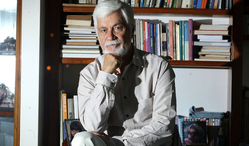 O economista e escritor Edmar Bacha, que participou da equipe que concebeu e implantou o Plano Real, é o mais novo integrante da Academia Brasileira de Letras (ABL); ele foi eleito nesta quinta (3) para a cadeira 40, vaga desde 22 de julho deste ano, com a morte do jurista Evaristo de Moraes Filho; Bacha obteve 18 votos, contra 15 dados ao jurista, escritor e ex-ministro do Supremo Tribunal Federal (STF) Eros Grau; votaram 23 acadêmicos presentes e dez por cartas