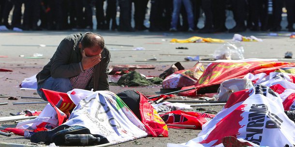 O duplo atentado suicida registrado ontem em Ancara, na Turquia, provocou pelo menos 95 mortos, de acordo com balanço divulgado início da noite pelo gabinete do primeiro-ministro Ahmet Davutoglu. O balanço anterior indicava 86 pessoas mortas no atentado contra militantes de partidos, sindicatos e organizações não-governamentais de esquerda