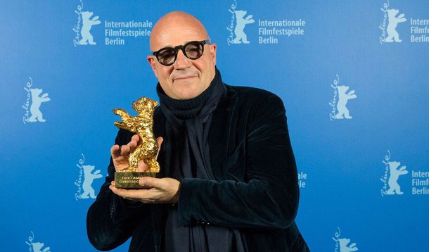 Posto avançado da crise dos refugiados na Europa, a pequena ilha siciliana de Lampedusa teve seu destino alterado drasticamente. De bucólica residência de uma escassa população de 6.000 habitantes, em boa parte dedicada à pesca e aos serviços turísticos, o local tornou-se ponto de transição para as multidões de fugitivos da África e do Oriente Médio; O drama desta ilha no olho do furacão é o centro do documentário “Fogo no Mar”