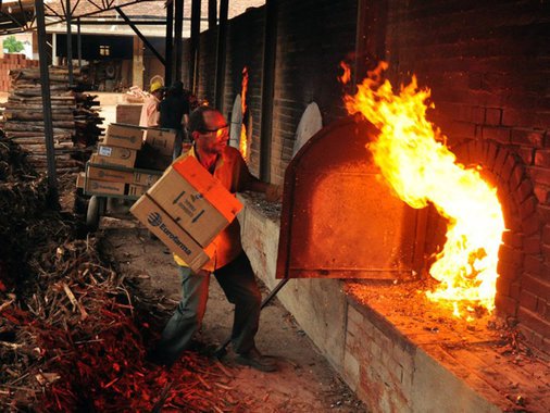 O governo do Rio de Janeiro gastou quase R$ 3 milhões para incinerar medicamentos e insumos hospitalares com prazo de validade vencida; de acordo com o presidente da Comissão de Orçamento, Fiscalização e Controle, deputado Pedro Fernandes (PMDB), o valor se refere ao custo de R$ 2,86 por quilo incinerado, multiplicado pelas 700 toneladas já incineradas no ano passado, somadas às 300 toneladas encontradas em fevereiro na Central Geral de Abastecimento (CGA) da Secretaria de Estado Saúde, em Niterói