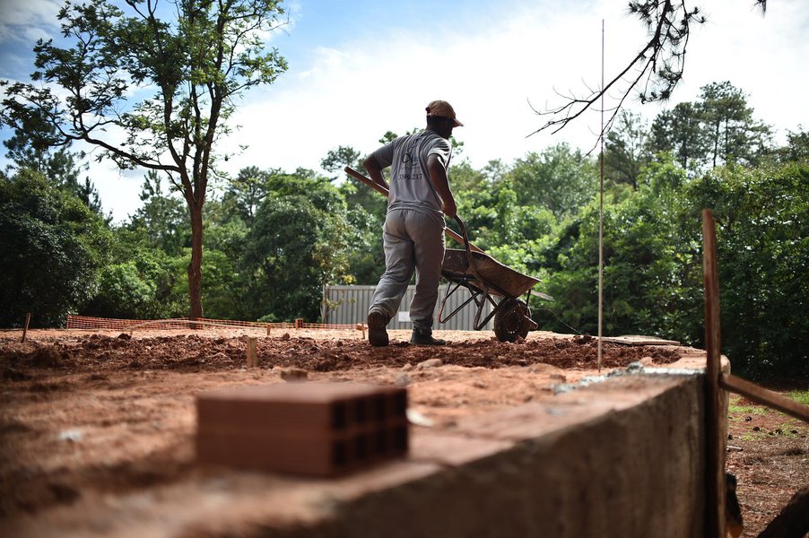 Oca indígena, castelinho, casa na árvore, cabo de guerra e uma praça onde os visitantes poderão ter contato com a água de diferentes formas; a estrutura inovadora faz parte do projeto do novo parque infantil do Jardim Botânico de Brasília, ainda em obras, que será inaugurado no início de 2017; o projeto foi desenvolvido pelo diretor adjunto, Samuel John Guimarães, e o investimento para o parque, licitado por R$ 178,8 mil provém de emenda parlamentar; o edital de licitação foi lançado em 12 de setembro