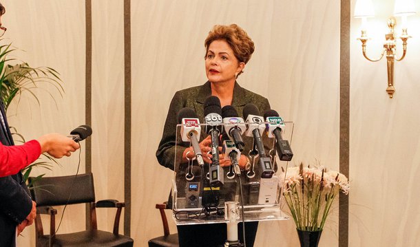 "Ele não está saindo do governo. Ponto. Eu não trato mais desse assunto", disse a presidente na tarde deste domingo, em Estocolmo, na Suécia, ao ser questionada sobre a permanência ou não do ministro da Fazenda; "Qualquer coisa além disso está ficando especulativo. Vocês não farão especulação a respeito do ministro da Fazenda comigo", acrescentou; o presidente do PT aumentou hoje a pressão sobre o ministro em entrevista; "Ou muda a política econômica, ou sai", disse; sobre a declaração, Dilma Rousseff rebateu que a opinião de Rui Falcão "não é a opinião do governo"; "Se ele fica, é porque concordamos com a política econômica dele", disse ainda