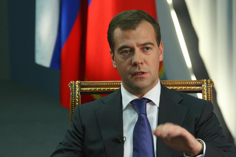 "Somos solidários com a dor e com o luto do povo francês e não há desculpa para atentados terroristas", disse Dimitri Medvedev, o primeiro-ministro russo; ele pontuou, no entanto, que a tragédia em Paris mostra a necessidade de "ação conjunta" da comunidade internacional contra o extremismo; Rússia passou a combater o Estado Islâmico, mas sob críticas do Ocidente