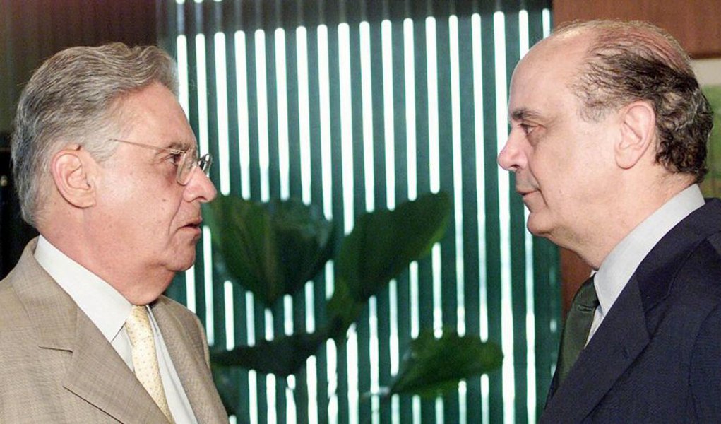 Não é pouca coisa que a esposa do lobista Fernando Lemos, já morto, que fez o esquema, segundo Miriam, para lhe garantir 3 mil dólares por mês, seja funcionária fantasma de José Serra. E que o colunista a publicar esta nota seja de O Globo, para onde a ex-amante de FHC trabalhou por 35 anos. E por onde, segundo ela, foi paga para ficar exilada