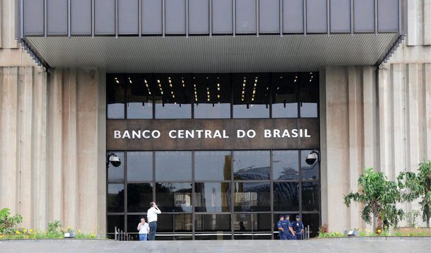 Apesar da revisão, o BC segue mais otimista do que o mercado sobre o desempenho da economia neste ano; a mediana das projeções dos analistas para a queda do PIB em 2016 está em 3,33%; a piora na projeção foi apontada na reunião de janeiro do Comitê de Política Monetária (Copom) pela ala mais moderada para se colocar contra a alta da taxa básica de juros, hoje em 14,25% ao ano