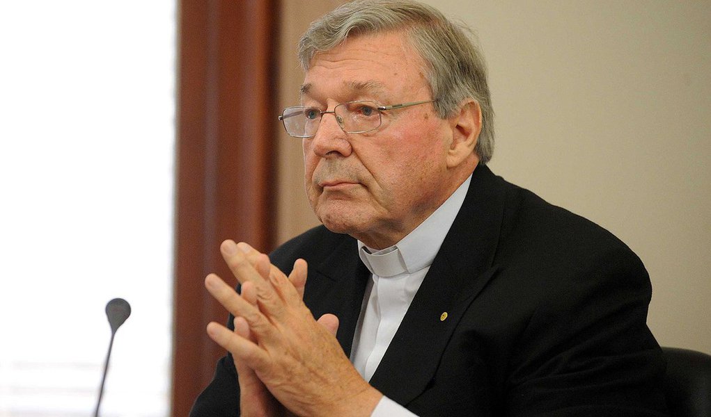 "A Igreja cometeu erros enormes e está trabalhando para remediá-los, mas a Igreja, em muitos lugares, certamente na Austrália, fez besteira, decepcionou as pessoas", disse o cardeal australiano George Pell; próximo do papa Francisco, Pell foi a mais alta autoridade do Vaticano a testemunhar sobre os abusos sexuais da Igreja Católica; ele já se desculpou duas vezes pela resposta lenta do Vaticano sobre o problema