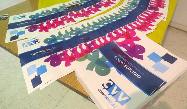 Simpósio internacional que ocorre nesta sexta-feira (10) no centro Rio de Janeiro irá discutir as manieras de prevenção ao suicídio; debate faz parte da celebração do Dia Mundial de Prevenção ao Suicídio, comorado nesta quina-feira e que será ampliado para todo o mês de setembro; prédios públicos estarão iluminados com a cor amarela para alertar sobre o problema