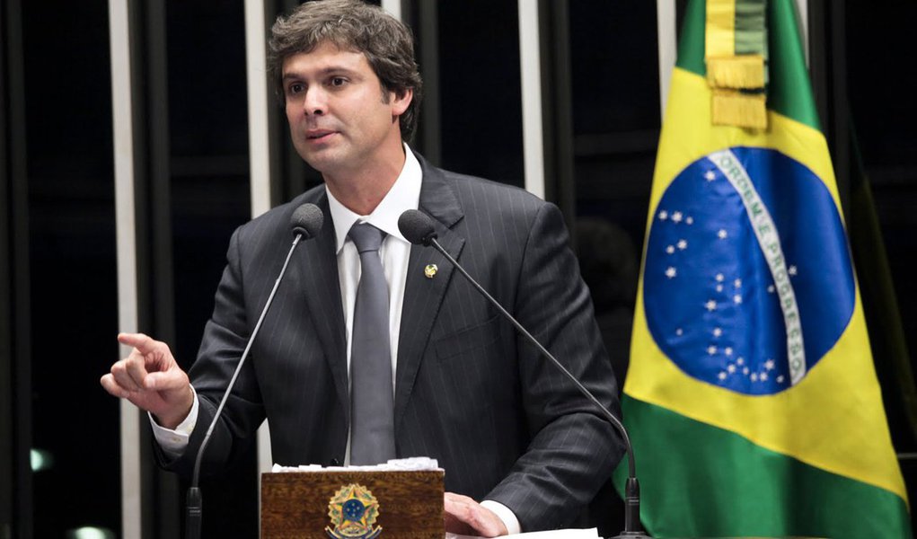 “De que adianta eleger um presidente da República, se não se pode nomear o presidente do Banco do Central, não se pode fazer uma política monetária diferente?”, questionou o senador Lindbergh Farias ( PT) sobre o projeto que dá autonomia ao BC