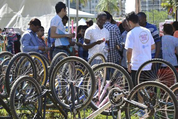 Refugiados de vários países que vivem no Distrito Federal receberam neste domingo 34 bicicletas para facilitar o deslocamento pelos espaços urbanos; elas são usadas e foram consertadas para a doação, feita pela ONG Rodas da Paz; projeto é feito em parceria com a Agência da Organização das Nações Unidas para Refugiados (Acnur) e com o Instituto Migrações e Direitos Humanos (IMDH), ONG que auxilia os migrantes