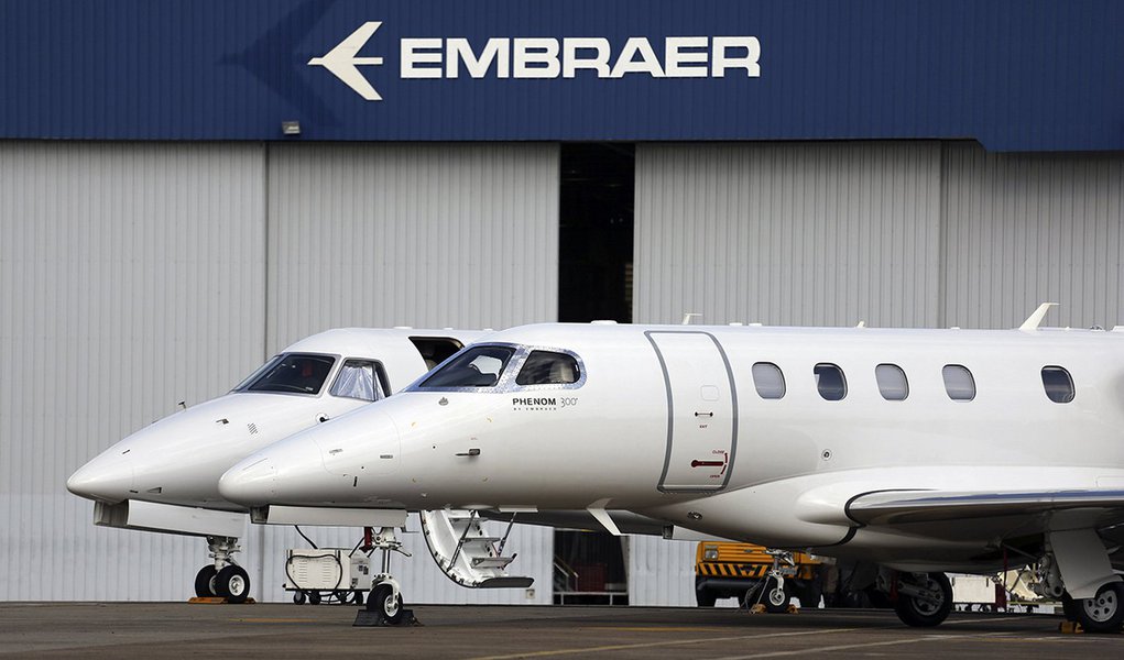 A Embraer anunciou que encerrou o plano de demissões voluntárias (PDV), aberto em agosto, com 1.470 adesões; novas inscrições serão avaliadas pela empresa; os funcionários que tiverem a participação confirmada serão dispensados na primeira semana de outubro; o plano foi anunciado no último dia 8 de agosto, segundo a companhia, como forma de garantir a sustentabilidade da empresa no atual cenário econômico; “Como parte de uma série de medidas de redução de custos que vem sendo adotada pela empresa, visando superar o cenário desafiador enfrentado hoje pela indústria aeroespacial e garantir a perenidade da empresa”, ressalta o comunicado da empresa