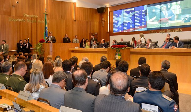 Foi empossada a nova Mesa diretoria da Assembléia Legislativa do Maranhão, cujo o mandato acontecerá até o dia 31 de janeiro de 2019; tomaram posse os deputados Fábio Macedo (PDT) – segundo vice-presidente; Josimar de Maranhãozinho (PR) – terceiro vice-presidente; Adriano Sarney (PV) – quarto vice-presidente; na abertura dos trabalhos, que aconteceu na quinta-feira 2, o governador Flávio Dino (PCdoB) pediu um minuto de silêncio em homenagem a Dona Marisa Letícia Lula da Silva, ex-primeira-dama do País; ele falou sobre equilíbrio fiscal e destacou ações na pasta de educação, segurança e desenvolvimento social