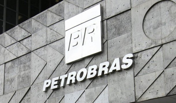 A Petrobras registrou prejuízo de 1,25 bilhão de reais no primeiro trimestre, ante lucro de 5,33 bilhões de reais no mesmo período do ano anterior, com o resultado impactado por maiores despesas com juros e variações monetárias e cambiais negativas, além de menores vendas no mercado interno e queda na produção; o resultado veio pior do que o esperado pelo mercado