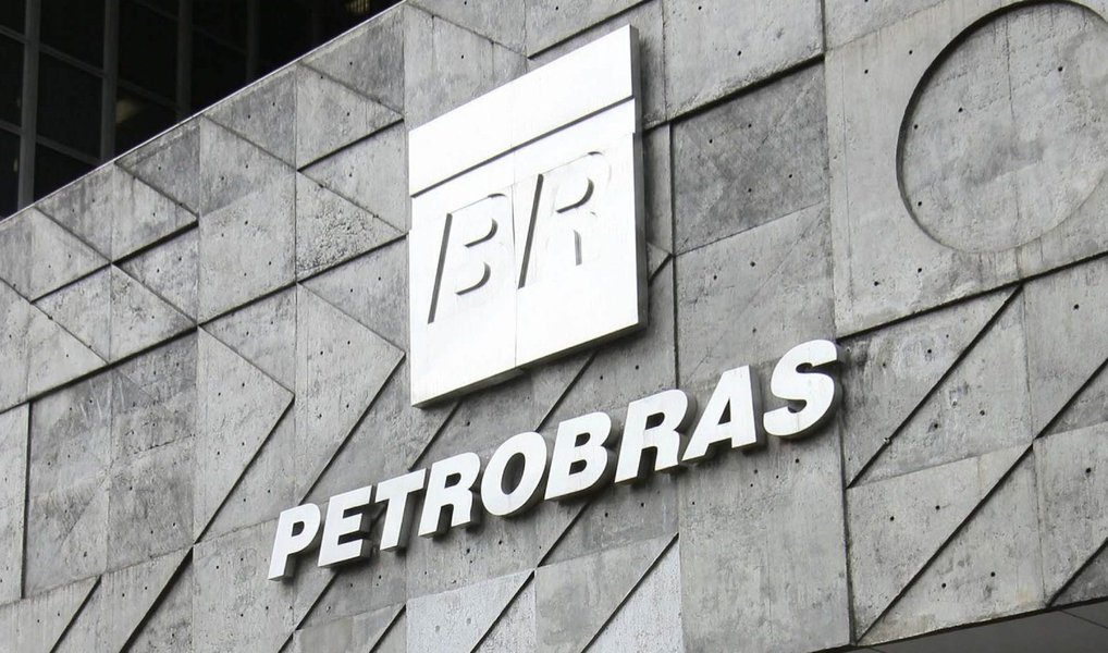 A Petrobras registrou prejuízo de 1,25 bilhão de reais no primeiro trimestre, ante lucro de 5,33 bilhões de reais no mesmo período do ano anterior, com o resultado impactado por maiores despesas com juros e variações monetárias e cambiais negativas, além de menores vendas no mercado interno e queda na produção; o resultado veio pior do que o esperado pelo mercado