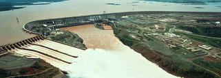 A Itaipu Binacional atingiu nesta quinta-feira 12, às 8h, a marca recorde de 2,3 milhões de megawatts-hora (MWh), o que a mantém na posição de maior geradora de energia elétrica limpa e renovável do mundo; nova marca é resultado de toda a energia produzida durante 31 anos e sete meses, a contar de maio de 1984, quando começou a operar; se fosse possível o armazenamento, o volume dessa energia seria suficiente para atender ao consumo de eletricidade do mundo inteiro por 38 dias e dez horas