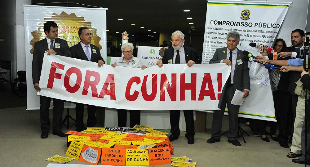 Já acontece a sessão que pode cassar o mandato do deputado afastado Eduardo Cunha (PMDB-RJ), o responsável direto pelo processo de impeachment que derrubou a democracia e manchou a imagem do Brasil no mundo; para que a cassação ocorra, são necessários pelo menos 257 votos favoráveis (maioria absoluta), de um total de 513 deputados; analistas avaliam que, uma vez cassado, Cunha poderá ser preso e delatar mais de 200 parlamentares, ministros e, eventualmente, até Michel Temer; assista ao vivo