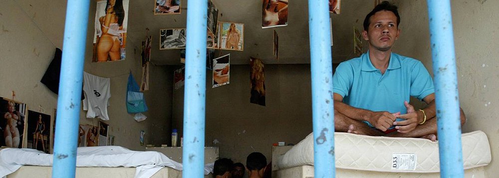 erca de 44% das pessoas encarceradas no Rio são presos provisórios, o equivalente a 22 mil detentos, esperando julgamento nos presídios do estado; os dados fazem parte do relatório "Quando a liberdade é exceção: A situação das pessoas presas sem condenação no Rio de Janeiro", produzido pela Organização Não Governamental Justiça Global e pelo Mecanismo Estadual de Prevenção e Combate à Tortura do Estado do Rio de Janeiro (MEPCT/RJ), vinculado à Assembleia Legislativa (Alerj); a média nacional é de aproximadamente 41%