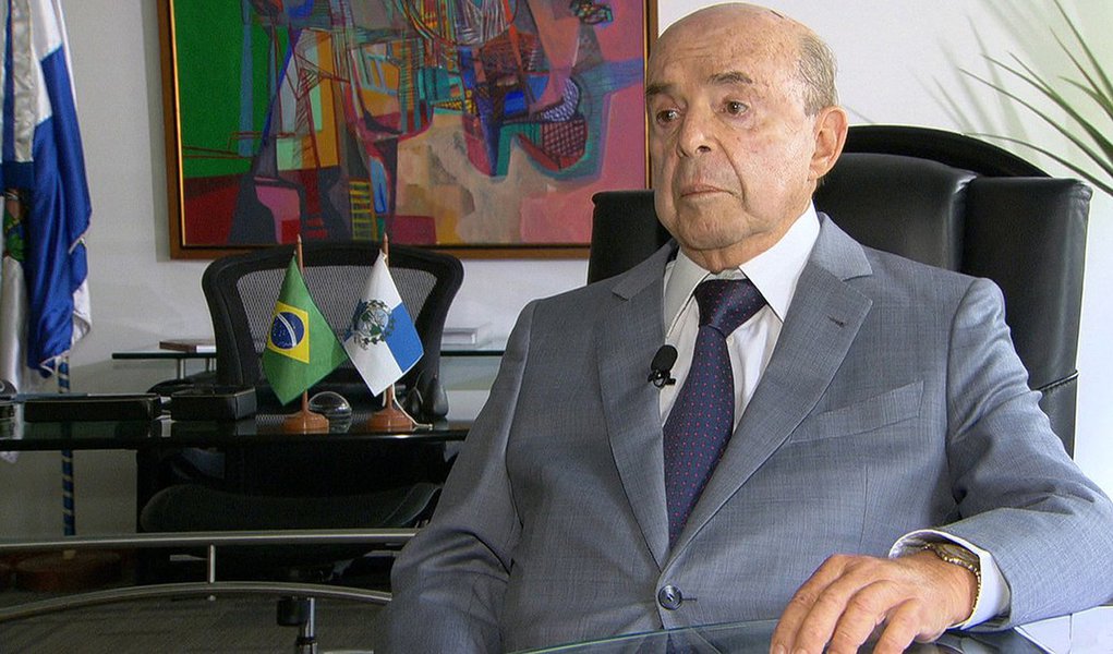 Governador do Rio em exercício, Francisco Dornelles, disse que, se a ajuda federal de R$ 2,9 bilhões não chegar até o fim da semana, a frota da polícia pode parar; verba seria o suficiente para arcar com os custos da pasta de segurança por três meses; “A segurança é prioritária, temos que cobrir os problemas da área. A frota da polícia corre o risco de parar. Conseguimos fazer uma ginástica financeira e só aguentaremos até o fim da semana”, disse