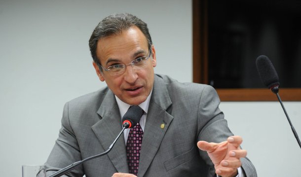 O deputado federal Hugo Leal (PSB-RJ) é candidato pelo PSB ao comando da Câmara, cargo vago após a renúncia de Eduardo Cunha; para ele, a Câmara precisa voltar à normalidade o mais rápido possível; “É hora de eleger um novo presidente e discutir o que realmente interessa ao país. A Câmara precisa voltar ao seu protagonismo, deixar as páginas policiais e ir para o debate das políticas públicas”, ressaltou