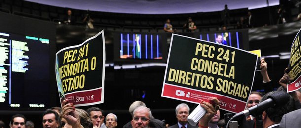 A pesquisadora Fabiola Sulpino Vieira, que elaborou estudo apontando perdas de R$ 743 bilhões para a área da saúde com a PEC 241, que congela gastos públicos por 20 anos, teve que deixar o Instituto de Pesquisas Econômicas Aplicadas (Ipea); o gesto foi visto com surpresa por parte dos servidores da instituição, que classificaram a exoneração como fruto de "pressão interna" e "intimidação"