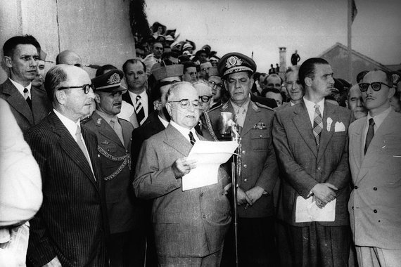 "O golpismo travestido de evento democrático de “salvação da pátria” e a difusão do anticomunismo e do fascismo, principalmente no Rio de Janeiro, são três legados que Getúlio Vargas deixou para os brasileiros. É o que se constata no alentado documentário “Imagens do Estado Novo 1937-45” dirigido pelo carioca Eduardo Escorel e produzido pelo paulista Claudio Kahns, exibido recentemente nas duas maiores cidades do Brasil"; o registro é do colunista Alex Solnik, que faz um relato de como se deu o período do Estado Novo no país