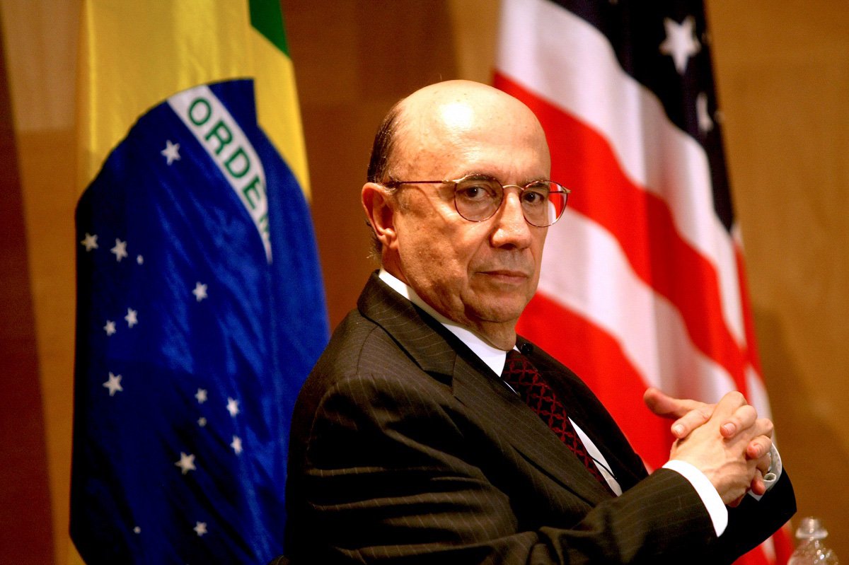 O ministro da Fazenda, Henrique Meirelles, disse nesta quarta-feira em Nova York que aprovação do projeto de repatriação de recursos de brasileiros no exterior não é considerada fundamental para o governo; para Meirelles, a atual legislação sobre regularização de recursos não declarados de brasileiros em outros países é boa e se não for possível alterá-la, não haverá problemas; "Na nossa avaliação é muito difícil prever o que vai render uma arrecadação maior: a lei atual com as regras atuais ou se a nova lei com as novas regras que estão sendo propostas. As duas têm vantagens e desvantagens. Não há como, na minha opinião, dizer que uma vai arrecadar mais do que a outra", disse o ministro