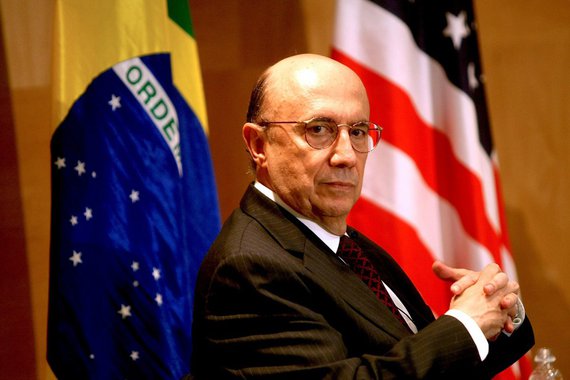 O ministro da Fazenda, Henrique Meirelles, disse nesta quarta-feira em Nova York que aprovação do projeto de repatriação de recursos de brasileiros no exterior não é considerada fundamental para o governo; para Meirelles, a atual legislação sobre regularização de recursos não declarados de brasileiros em outros países é boa e se não for possível alterá-la, não haverá problemas; "Na nossa avaliação é muito difícil prever o que vai render uma arrecadação maior: a lei atual com as regras atuais ou se a nova lei com as novas regras que estão sendo propostas. As duas têm vantagens e desvantagens. Não há como, na minha opinião, dizer que uma vai arrecadar mais do que a outra", disse o ministro