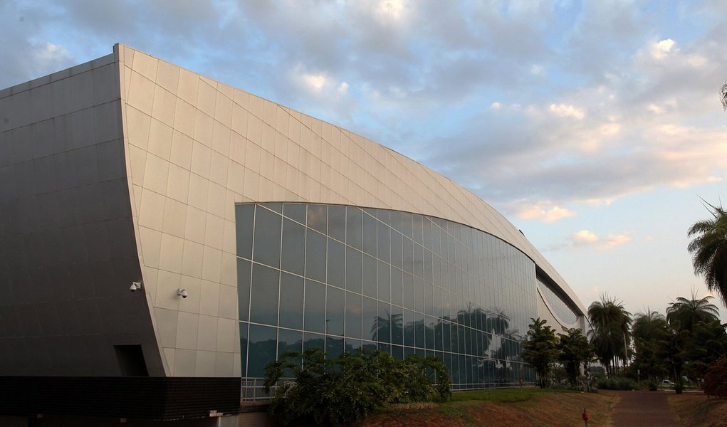 Saiu o edital de licitação do Centro de Convenções Ulysses Guimarães; a concorrência para escolher o concessionário que administrará a estrutura por 20 anos está aberta até 24 de outubro; nesse período, a Subsecretaria de Parcerias Público-Privadas, da Secretaria de Fazenda, receberá as propostas da iniciativa privada; o valor mínimo esperado de outorga é de R$ 1,5 milhão por ano — quem propuser a maior quantia vence; o aviso foi publicado no Diário Oficial do Distrito Federal desta quinta-feira (8)