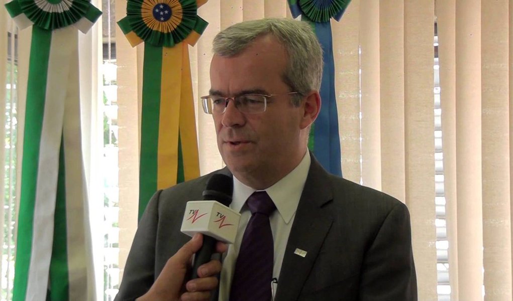 O reitor da Universidade de Brasília (UnB), Ivan Camargo, disse que conseguiu garantir, na última semana, os recursos para custeio da universidade até o fim de 2015, após longa negociação com o Ministério da Educação; Camargo disse que os cortes nos orçamentos das universidades públicas este ano prejudicaram ainda mais a UnB, que há alguns anos já estava com as contas desequilibradas em termos de custeio, “gastando mais do que podia e investindo pouco”; "As universidades públicas do Brasil precisam radicalizar nessas parcerias com a iniciativa privada, porque pesquisa custa caro"