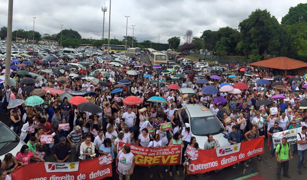 Os servidores da Saúde do Distrito Federal decidiram manter pelo menos até esta quinta (29) a greve iniciada há 21 dias, mesmo após a  Justiça considerar a paralisação ilegal; a categoria tem cerca de 30 mil servidores, entre médicos, auxiliares, técnicos, especialistas em saúde e odontologistas