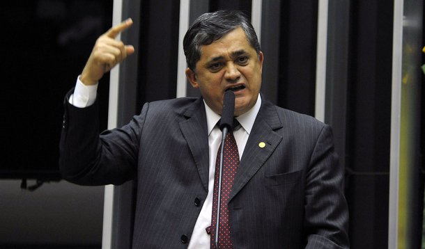 Líder do governo na Câmara dos Deputados, José Guimarães (PT-CE), disse que a sensação que tem é de ter "tirado uma espada das costas" e garantiu que agora "é hora de a onça beber água"; ele atribuiu a aceitação do pedido de impeachment a uma articulação entre Cunha e a oposição