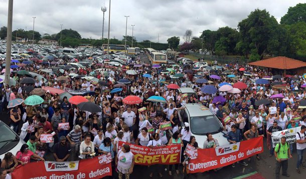 Os servidores da Saúde do Distrito Federal decidiram manter pelo menos até esta quinta (29) a greve iniciada há 21 dias, mesmo após a  Justiça considerar a paralisação ilegal; a categoria tem cerca de 30 mil servidores, entre médicos, auxiliares, técnicos, especialistas em saúde e odontologistas