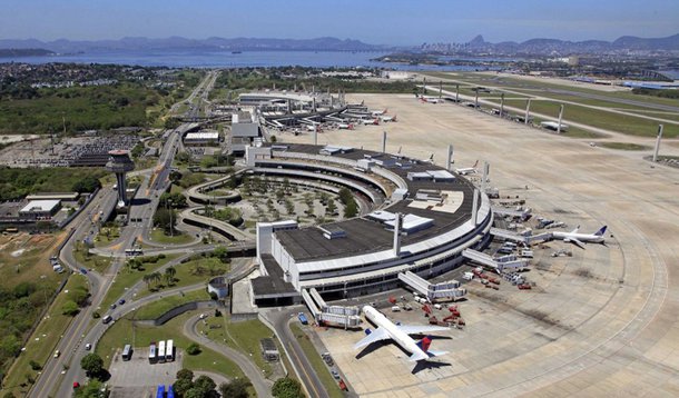 A Prefeitura do Rio assinou convênio operacional com o RIOgaleão - concessionária responsável pelo Aeroporto Internacional Tom Jobim - para viabilizar as ações de fiscalização e controle nas áreas privadas, porém de interesse público, dos terminais (alças de acesso do aeroporto); a medida vai possibilitar ao governo, com o apoio da concessionária, melhorar a gestão do trânsito e transportes nos acessos ao aeroporto, principal porta de entrada de turistas nacionais e estrangeiros