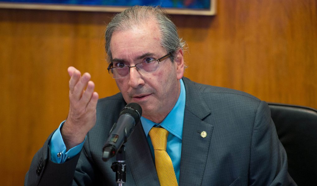 O presidente afastado da Câmara dos Deputados, Eduardo Cunha (PMDB-RJ), será convidado oficialmente a depor no Conselho de Ética no dia 18 ou 19 deste mês sobre o processo que tramita contra ele no colegiado; a decisão foi comunicada nesta terça (10) ao plenário do conselho pelo presidente do órgão, deputado José Carlos Araújo (PR-BA); por se tratar de convite, Cunha não é obrigado a comparecer
