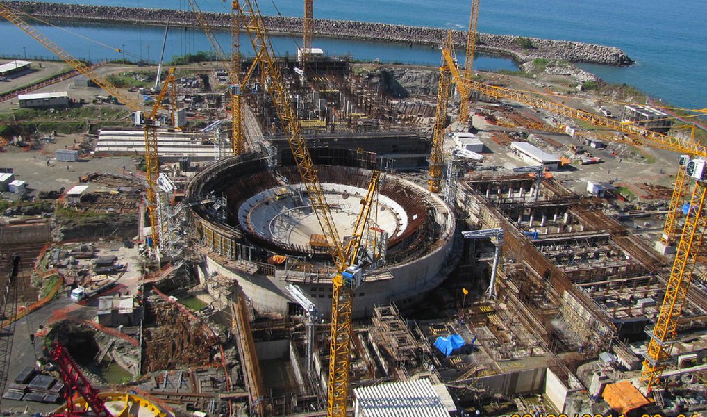 A Eletronuclear suspendeu, a partir desta terça (29), todos os contratos relativos às obras da usina nuclear de Angra 3 pelo prazo de 90 dias; o presidente da estatal, Pedro Figueiredo, que assumiu o cargo ontem, explicou que a suspensão dos contratos será acompanhada de uma investigação minuciosa que será feita por empresa de consultoria que ainda será contratada; as obras de Angra 3 são investigadas pela Polícia Federal no âmbito da Operação Lava-Jato; o novo presidente informou que os contratos também já passam por uma investigação interna