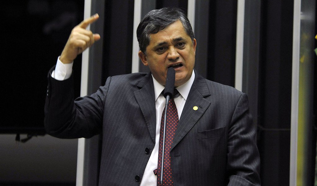 Líder do governo na Câmara dos Deputados, José Guimarães (PT-CE), disse que a sensação que tem é de ter "tirado uma espada das costas" e garantiu que agora "é hora de a onça beber água"; ele atribuiu a aceitação do pedido de impeachment a uma articulação entre Cunha e a oposição