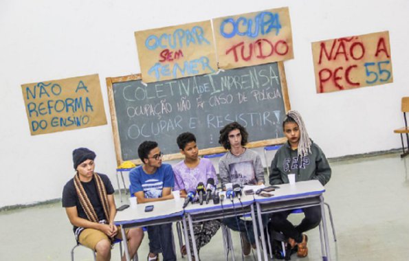 A Polícia Militar do Distrito Federal (PMDF) cumpre nesta quinta-feira pelo menos três mandados de reintegração de posse de escolas; o Centro Educacional Gisno, na Asa Norte, foi desocupado na manhã de hoje; os policiais realizam ações semelhantes no Centro Educacional 01 de Planaltina, o Centrão, e no Centro de Ensino Médio Elefante Branco, na Asa Sul; estudantes ocuparam uma nova escola, o Centro de Ensino Médio 02, do Gama; com as três desocupações, apenas o CEM 02 do Gama permanecerá ocupado, segundo balanço da Secretaria de Educação do DF; PM afirma que já tem mandado de reintegração de posse da escola