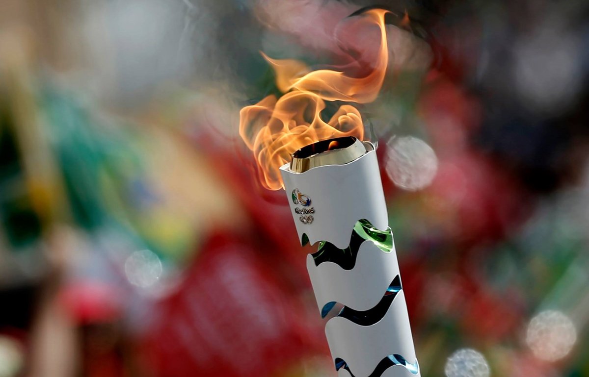 A tocha olímpica chegará ao Rio de Janeiro nesta quarta-feira de manhã, depois de atravessar a Baía de Guanabara, vinda de Niterói, em um barco com oito atletas, entre eles os irmãos medalhistas Torben e Lars Grael; previsão é de que a chama saia do Rio Yacht Club, em Niterói, às 8h, e desembarque na Escola Naval, ao lado do Aeroporto Santos Dumont; depois disso, a tocha será carregada dentro do veículo leve sobre trilhos (VLT), e em seguida, o símbolo olímpico será levado para a Baixada Fluminense, onde percorrerá as ruas de cinco municípios: Duque de Caxias, São João de Meriti, Nilópolis, Belford Roxo e Nova Iguaçu