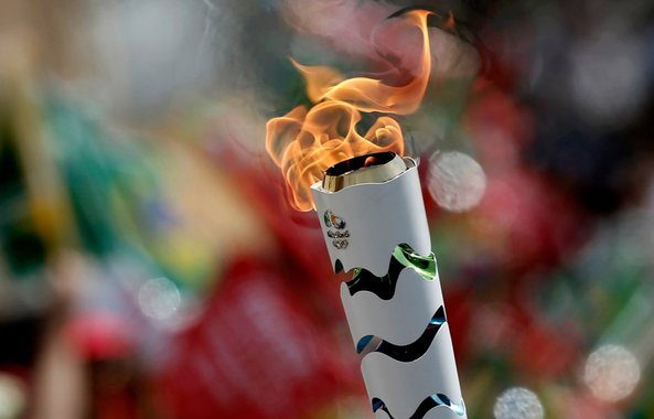 A tocha olímpica chegará ao Rio de Janeiro nesta quarta-feira de manhã, depois de atravessar a Baía de Guanabara, vinda de Niterói, em um barco com oito atletas, entre eles os irmãos medalhistas Torben e Lars Grael; previsão é de que a chama saia do Rio Yacht Club, em Niterói, às 8h, e desembarque na Escola Naval, ao lado do Aeroporto Santos Dumont; depois disso, a tocha será carregada dentro do veículo leve sobre trilhos (VLT), e em seguida, o símbolo olímpico será levado para a Baixada Fluminense, onde percorrerá as ruas de cinco municípios: Duque de Caxias, São João de Meriti, Nilópolis, Belford Roxo e Nova Iguaçu