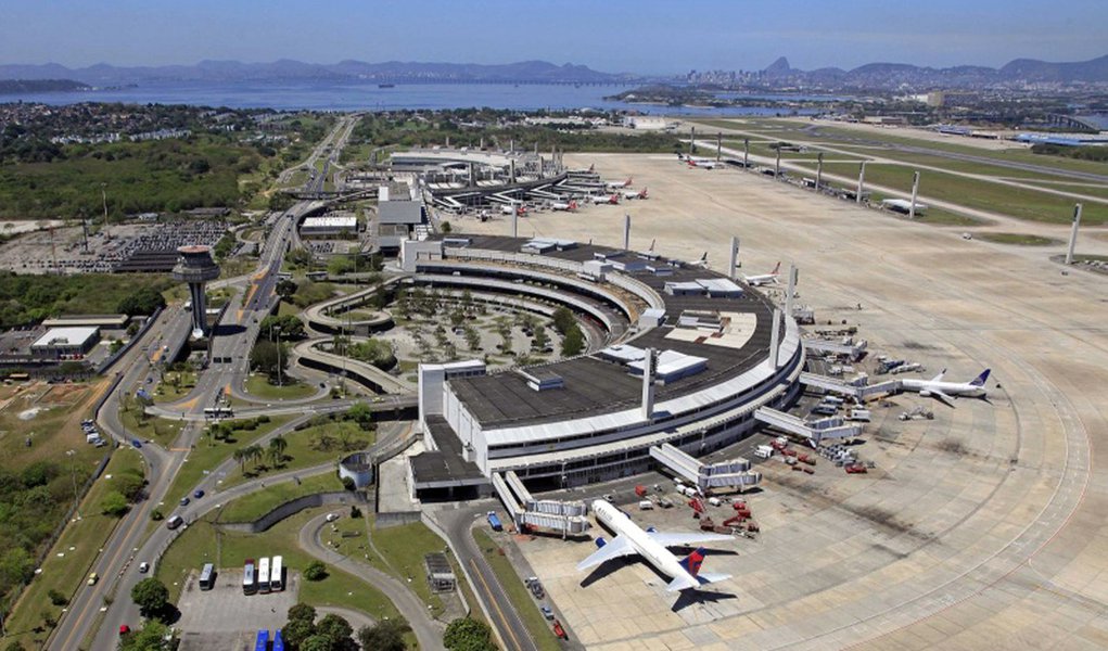 A Prefeitura do Rio assinou convênio operacional com o RIOgaleão - concessionária responsável pelo Aeroporto Internacional Tom Jobim - para viabilizar as ações de fiscalização e controle nas áreas privadas, porém de interesse público, dos terminais (alças de acesso do aeroporto); a medida vai possibilitar ao governo, com o apoio da concessionária, melhorar a gestão do trânsito e transportes nos acessos ao aeroporto, principal porta de entrada de turistas nacionais e estrangeiros