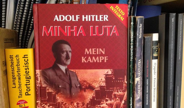 Jornalista Aquiles Lins, editor do 247, critica decisão da Justiça do Rio de Janeiro que determinou o recolhimento do livro "Minha Luta (Mein Kampf)", de Adolf Hitler, das livrarias do estado; "Não dá mais para impedir a difusão da informação desta maneira, mandando recolher livros de prateleiras. Tem efeito contrário. Existe a internet", diz o jornalista, que adquiriu um exemplar da editora Centauro; "a Lei continua existindo para quem ousar por em prática a doutrina explicitada pelo então futuro Führer em sua "Luta". Mas quem quiser, tem o direito de ler a obra", defende