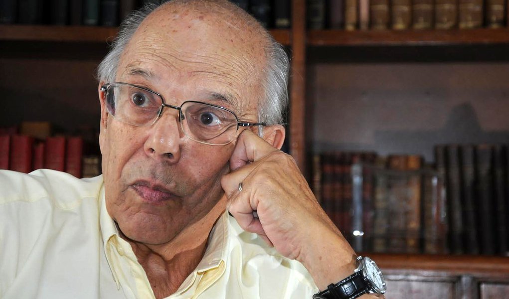 Jorge Batlle, político veterano e quarto membro de sua família de imigrantes catalães a se tornar presidente do Uruguai, morreu na segunda-feira, um dia antes de seu aniversário de 89 anos; ele morreu na clínica Sanatorio Americano de Montevidéu após uma cirurgia para tratar de um coágulo de sangue ocasionado por uma queda; líder centrista do Partido Colorado, de direita, Battle, buscou laços mais próximos e pactos de livre comércio com os Estados Unidos durante sua presidência entre 2000 e 2005, que também ficou marcada por uma das piores crises financeiras da história uruguaia