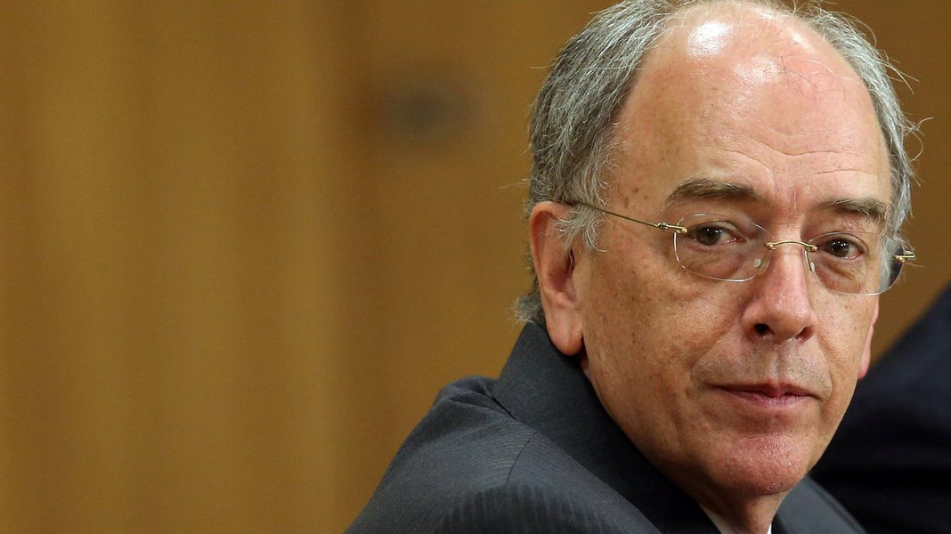 "A decisão de desistir da produção de biodiesel e de etanol é um erro que compromete a sustentação empresarial e os compromissos ambientais brasileiros apresentados a COP-21, em Paris", dizem Felipe Coutinho, presidente da Associação dos Engenheiros da Petrobras (Aepet) e Enrique Ortega, professor da Unicamp; "A participação dos biocombustíveis é cada vez maior na matriz energética brasileira e mundial, o etanol compete com a gasolina, enquanto o biodiesel ocupa o mercado do diesel", afirmam; "O preço deste erro será alto e recairá sobre a estatal e a sociedade brasileira, mais cedo do que se imagina"