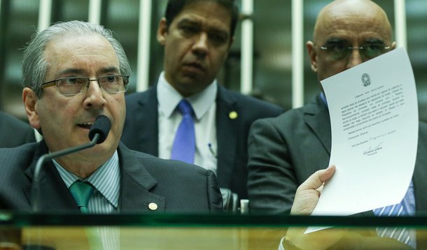 em entrevista ao programa “Preto no Branco”, do jornalista Jorge Bastos Moreno, presidente da Câmara, deputado Eduardo Cunha (PMDB-RJ), afirmou que a medida não vai ter efeito para cobrir o déficit do ano que vem "em nenhuma circunstância"; disse que acha “muito difícil” a PEC passar, mas que “boa parte” do pacote fiscal proposto pelo governo para a reequilibrar as contas públicas deve ser aprovada