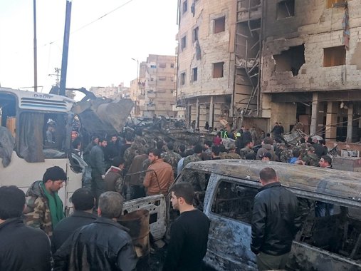 O grupo terrorista Estado Islâmico reivindicou neste domingo a responsabilidade pelos atentados próximos à mesquita xiita de Sayyida Zeinab, ao sul de Damasco, que causou a morte de pelo menos 45 pessoas e ferimentos em mais de 110; em declaração divulgada pela imprensa, o grupo jihadista informou que dois dos seus membros detonaram os coletes com explosivos; um carro-bomba explodiu também próximo da mesquita