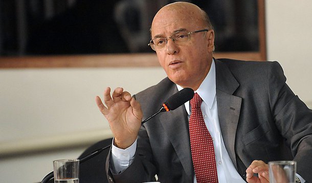 Ex-presidente da Eletronuclear, almirante Othon Luiz Pinheiro, foi autorizado pelo juiz da 7ª Vara Criminal Federal do Rio de Janeiro, Marcelo da Costa Bretas, a cumprir prisão domiciliar com o uso de tornozeleira eletrônica; Pinheiro foi preso em julho sob a acusação de receber R$ 4,5 milhões em propinas pagas pelos consórcios responsáveis pelas obras de construção da usina de Angra 3