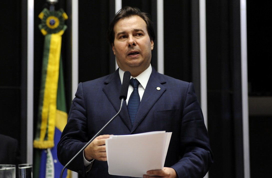 O deputado federal Rodrigo Maia (DEM/RJ) é o novo presidente da Câmara; ele foi eleito no início da madrugada desta quinta (14) com 285 votos e derrotou o também deputado federal Rogério Rosso (PSD/DF), que foi opção de voto de 170 parlamentares; o eleito presidirá a Casa até 1º de fevereiro de 2017; o novo presidente da Câmara substitui o deputado federal afastado Eduardo Cunha (PMDB), que renunciou ao cargo na semana passada; "Nós vamos governar essa Casa juntos. Nós vamos devolver ao plenário a sua soberania", afirmou; ao ser declarado o resultado, os deputados gritaram em coro "Fora Cunha"