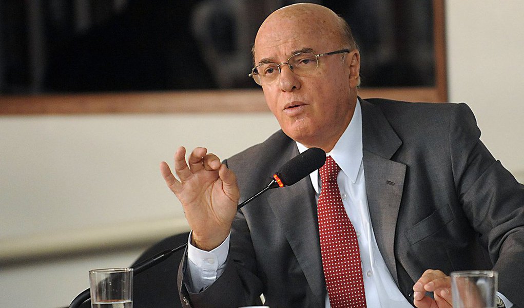 Ex-presidente da Eletronuclear, almirante Othon Luiz Pinheiro, foi autorizado pelo juiz da 7ª Vara Criminal Federal do Rio de Janeiro, Marcelo da Costa Bretas, a cumprir prisão domiciliar com o uso de tornozeleira eletrônica; Pinheiro foi preso em julho sob a acusação de receber R$ 4,5 milhões em propinas pagas pelos consórcios responsáveis pelas obras de construção da usina de Angra 3