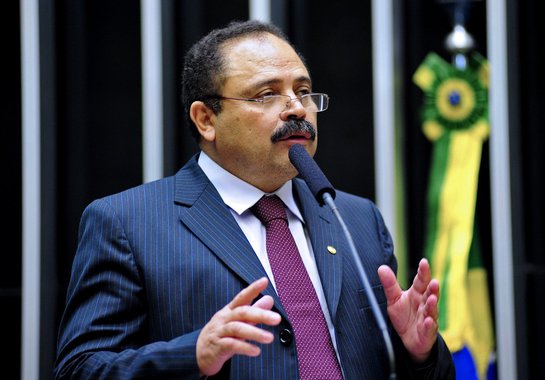 Primeiro vice-presidente da Câmara, deputado Waldir Maranhão (PP-MA), desmentiu neste domingo, 17, que tenha mudado seu voto em favor do impeachment da presidente Dilma Rousseff; Vice de Eduardo Cunha confirmou que votará a favor da democracia; "Está sendo divulgado um boato e que mudei meu voto e que agora seria a favor do impeachment da Presidente da República. Reafirmo que meu voto é NÃO AO IMPEACHMENT e manterei minha decisão, em nome da Democracia e em respeito ao povo brasileiro", disse Waldir Maranhão por meio de suas redes sociais; "Não vou recuar. Não ao Impeachment!", completou